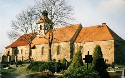 Buro: Kirche und Komturhaus von Süden